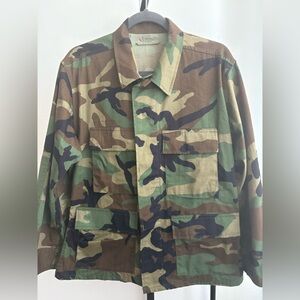 Olive Green Military Field Jacket with Durable Fabric and Adjustable Fit